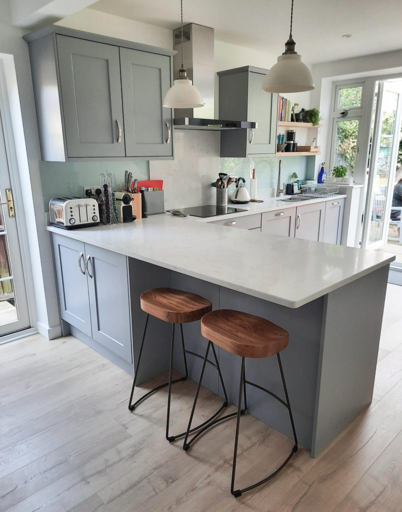 Light, bright and perfectly inviting! This shaker kitchen has a soft ...